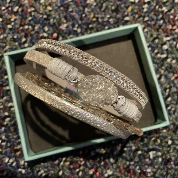 Fesciory Leopard 4 strand silver tone bracelet w/rhinestones. Magnetic closure. - Picture 3 of 7